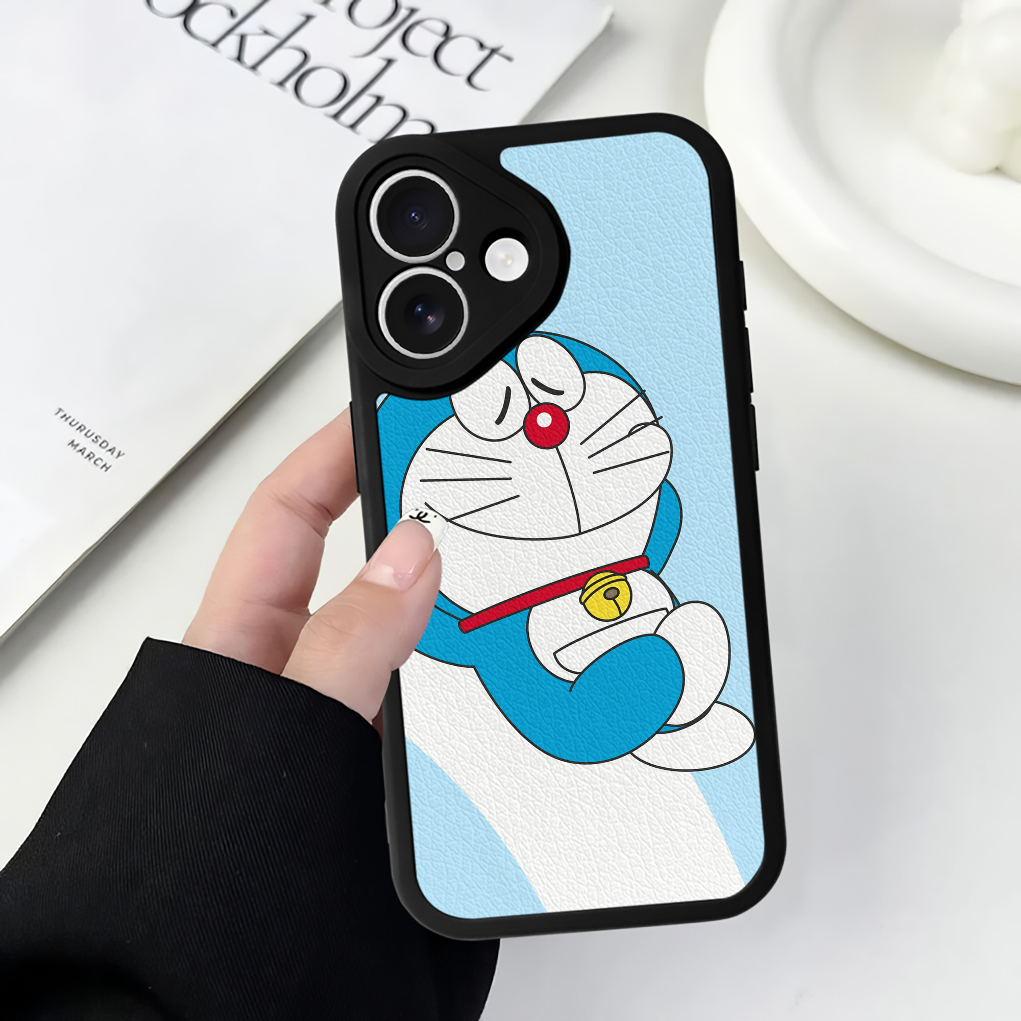 （画像用） ドラえもん Doraemon 【iPhone 16シリーズ対応】シリコンスマホケース（レザー調） 材質：シリコン